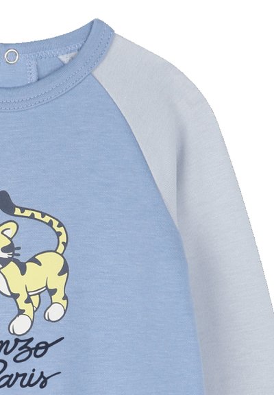 Blauwe katoenen T-shirt met lichtblauwe raglan-mouwen, voorzien van een gele cartoon tijgerafbeelding en zwarte tekst met "Kenzo Paris."