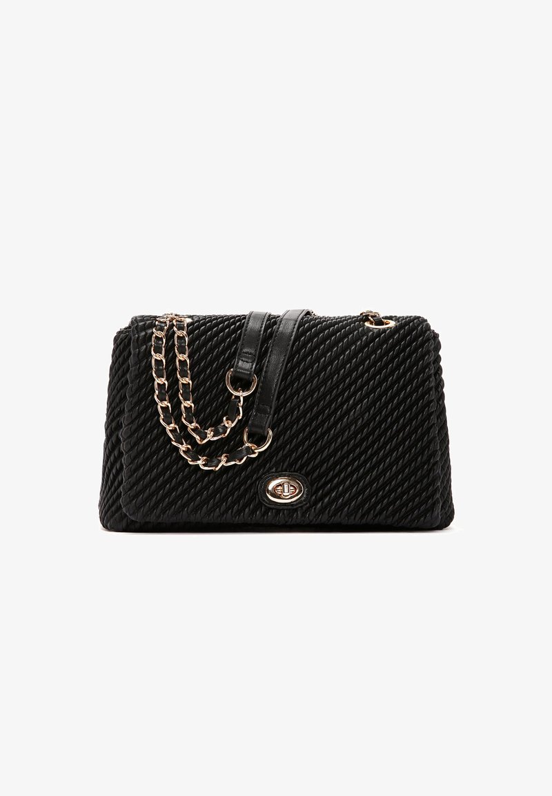 Sac à main tissé noir de forme structurée, avec des anses en cuir et des accents en chaîne dorée. Comprend un logo ovale à l'avant.