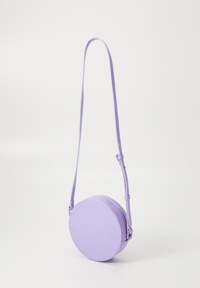 Ümar tüüpi risti keha kott helesinises lavendlis, valmistatud siledast nahast. Omab lukku ja reguleeritavat rihma mitmekesiseks kandmiseks.