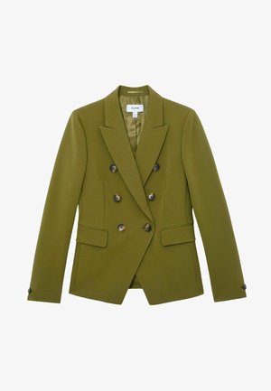 Olivo zelen suknjič z dvojno zapenjanjem, s šestimi temnimi gumbi, z rezanimi reverji, žepki s poklopcem in dolgimi rokavi na belem ozadju.