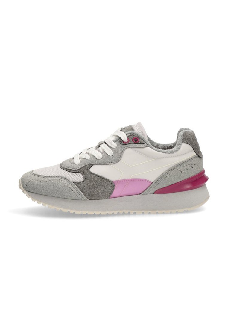 Zapatilla deportiva en blanco, gris y rosa. Presenta una combinación de malla y gamuza, cierre con cordones, cuello acolchado y una suela texturizada con un acento rosa.
