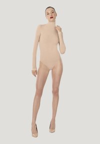 Nude långärmad bodysuit med hög hals, med en slät textur och figurnära design. Tillsammans med nude högklackade skor.