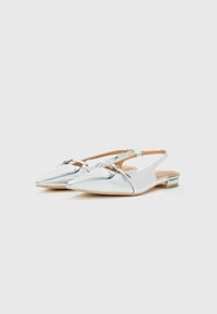 Sidabrinės slingback balerinos su smailiais kojų pirštais, lygia metaline apdaila, mažais blokiniais kulniukais ir sagtimi ant dirželio.