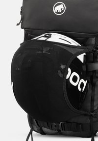 Schwarzer Rucksack mit einer Netztasche, die einen weißen Helm hält. Merkmale sind verstellbare Riemen und ein Logo auf der Vorderseite. Robustes Material.