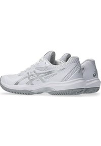 Baskets de sport blanches avec tige en mesh, accents argent métalliques, col rembourré et semelle en caoutchouc texturé pour une meilleure traction. Présente le marquage "FlyteFoam".