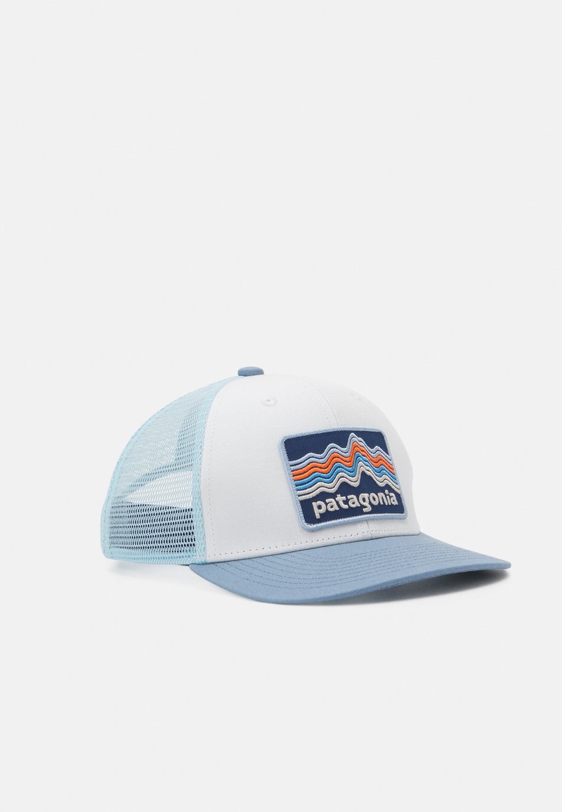 Boné trucker branco e azul claro, com parte traseira em malha, aba curva e um patch do logo da Patagonia bordado com padrões de ondas coloridas.