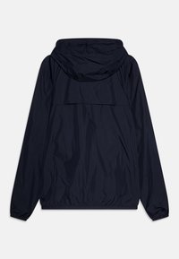Giacca a vento blu navy con cappuccio, polsini elasticizzati e tasca a marsupio sul retro. Realizzata in materiale leggero e resistente all'acqua.