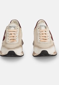 Beige meshsneakers med maroon detaljer, tekstureret overflade, cremefarvede snørebånd, afrundet tå og sort gummisål. Logo på tungen.