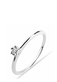 Silberner Ring mit einem glatten, dünnen Band und einem floralen Stil, der einen runden, klaren Stein in der Mitte hält. Polierte Oberfläche, minimalistisches Design.