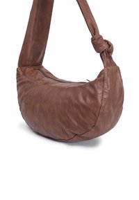 Braune Leder-Schultertasche mit einer weichen, runden Form, einem geknoteten Riemen und einem oberen Reißverschlussverschluss. Glatte Textur mit subtilem Glanz.
