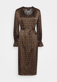 Sukienka w brązowo-czarne w kratkę houndstooth, z dekoltem w serek, długimi rękawami z falbanami oraz materiałowym paskiem w talii. Gładka tekstura.