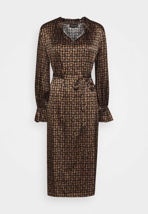 Kleid mit braunem und schwarzem Hahnentrittmuster, mit V-Ausschnitt, langen Ärmeln mit Rüschen und einem Stoffgürtel in der Taille. Glatte Textur.