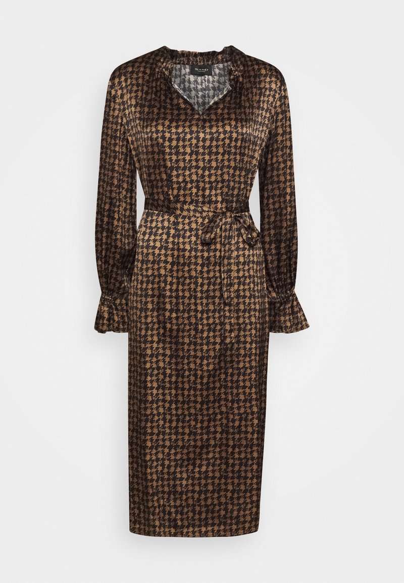 Sukienka w brązowo-czarne w kratkę houndstooth, z dekoltem w serek, długimi rękawami z falbanami oraz materiałowym paskiem w talii. Gładka tekstura.