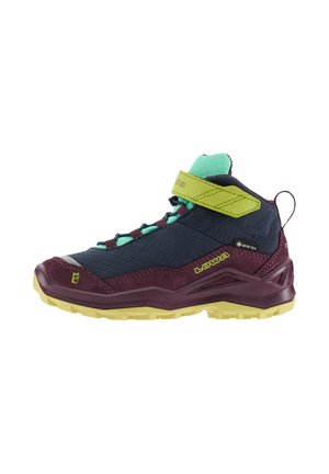 Scarponcino da trekking alto in blu scuro, marrone e verde con suola gialla, etichetta Gore-Tex, cinturino a strappo e dettaglio laterale con marchio.