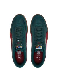 Zapatillas de ante verde y burdeos con suela de goma, que presentan un acabado texturizado, diseño de cordones, detalles del logo y etiquetas en la lengüeta.