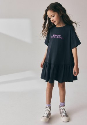 Next, REGULAR FIT - KPOP DEMON HUNTERS T-SHIRT DRESS . - Jerseykleid - charcoal grey