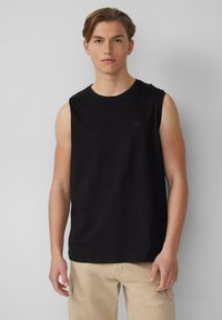 Zwarte mouwloze katoenen shirt met een ronde halslijn, voorzien van een subtiele logo op de borst. Zachte textuur, casual pasvorm en minimalistisch ontwerp.