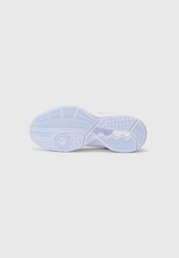 Hvid sneakersål med en struktureret lys lilla gummi, der har cirkulære og zigzag-mønstre for traction og støtte.