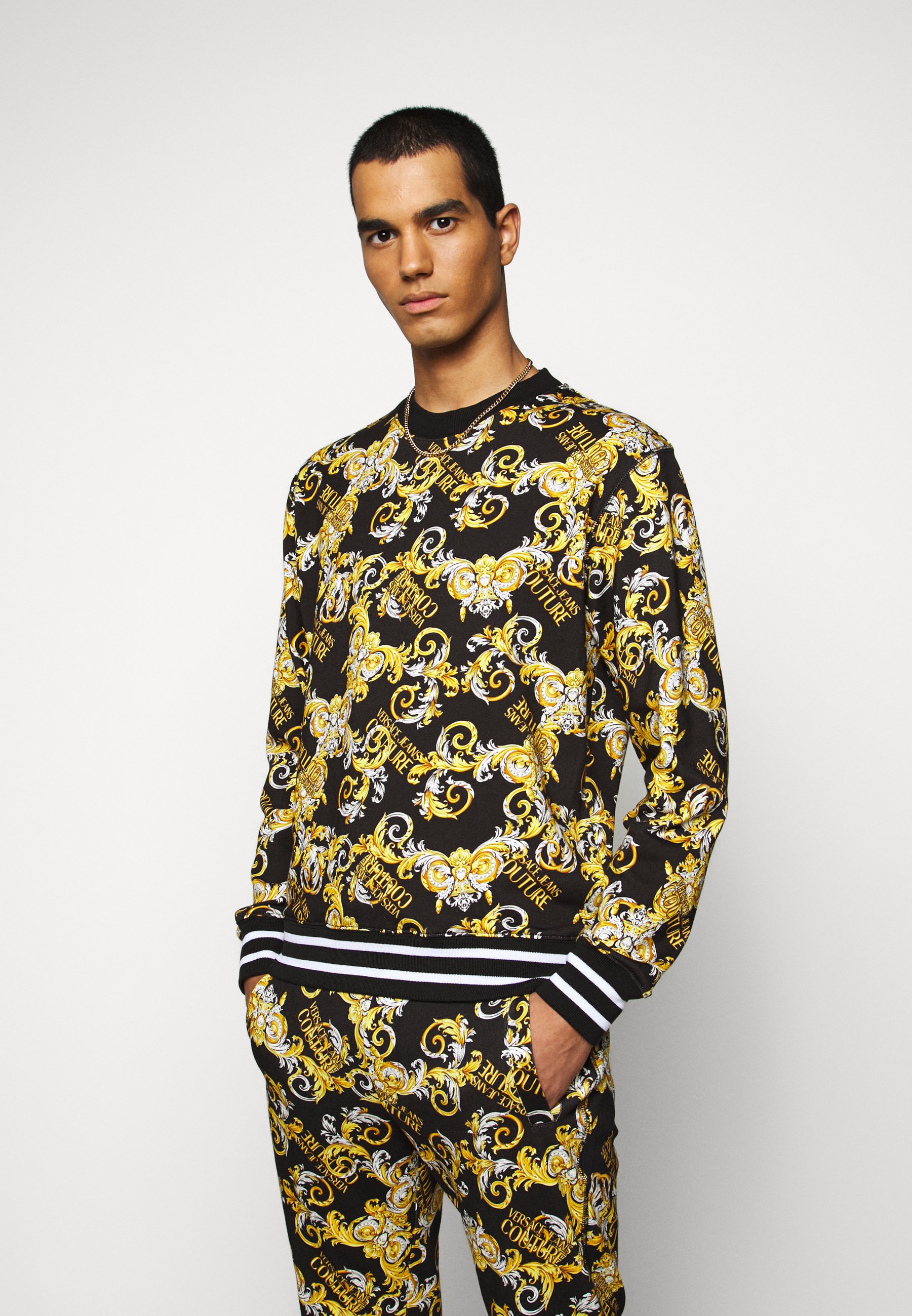 Versace Jeans Couture PRINT NEW LOGO Sweater neroZwart Versace Jeans Couture PRINT NEW LOGO Sweater neroZwart