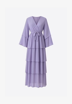 Robe maxi lavande à plusieurs niveaux avec un design portefeuille, des manches évasées et une ceinture nouée à la taille, confectionnée dans un tissu léger et fluide.