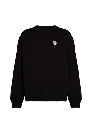 Sweatshirt negru cu guler rotund, fabricat dintr-un material moale, având un grafic mic în formă de inimă albă pe zona stânga a pieptului și mâneci cu nervuri.