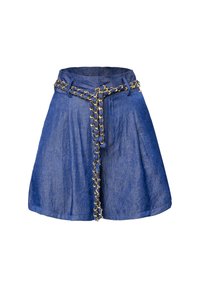 Falda de mezclilla en un azul vibrante con forma acampanada. Presenta un cinturón de cadena dorada trenzada con un nudo decorativo. Textura arrugada en toda la prenda.