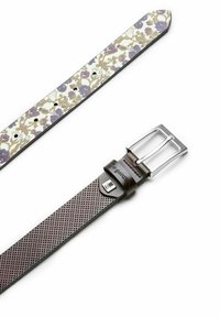 Blumenmuster-Lederarmband in Weiß, Lila und Grün; dunkelbraunes, perforiertes Lederarmband mit silberner Schnalle und gravierten Details.