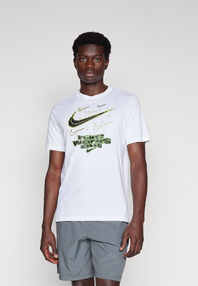 Nike Performance - TEE - T-shirt con stampa - white, Ingrandire