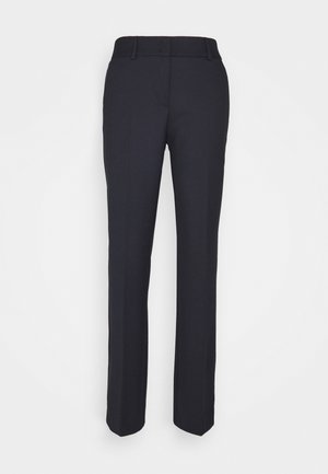 Pantalon droit noir sur mesure avec passants de ceinture, couture avant et taille mi-haute sur fond blanc.