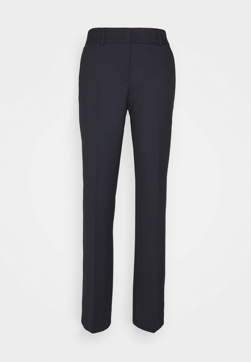 Pantalon droit noir sur mesure avec passants de ceinture, couture avant et taille mi-haute sur fond blanc.