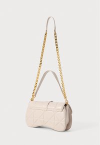 Beige, gestepptes Lederhandbag mit einer goldenen Kettenriemen, gebogener Form und Klappenverschluss. Verfügt über Diamantmuster auf der Oberfläche.