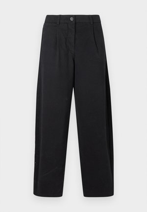 Schwarze Baumwollhose mit weiter Beinform, plissiertem Vorderteil und einem Knopfverschluss an der Taille, ausgestattet mit seitlichen Taschen.