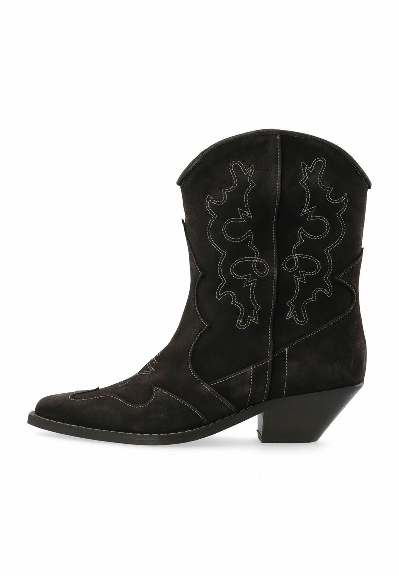 Botte de cowboy en daim noir avec des coutures décoratives blanches, bout pointu et talon bloc de hauteur intermédiaire. Présente des motifs enroulés complexes.
