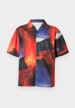 Kortærmet skjorte med knapper med et livligt rødt, sort og blåt print af lava og vulkanudbrud på letvægtsstof.