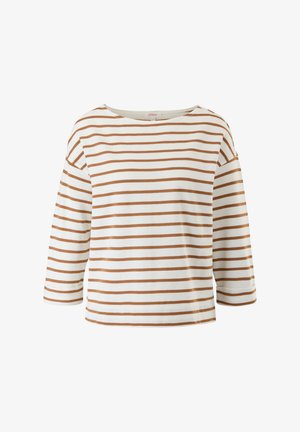 Witte trui met boothals en lange mouwen, voorzien van bruine horizontale strepen en een iets losse pasvorm.