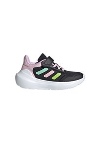 Chaussure de sport noire et rose avec une tige texturée, une sangle velcro et des accents colorés. Semelle extérieure blanche épaisse avec des détails de grip.