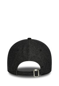 Schwarze Kappe mit denimähnlicher Textur, einem gebogenen Schirm und einem verstellbaren Metallverschlussriemen auf der Rückseite.