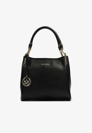 Geantă din piele neagră cu un finisaj texturat, accente din metal auriu, mâner scurt și o etichetă cu logo circular. Prezintă un design elegant și structurat.