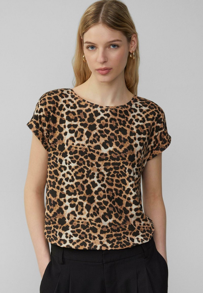 Leopardprint top met korte mouwen, ronde hals, zachte textuur en een kleurenpalet van bruin, zwart en crème. Geschikt voor casual draag.