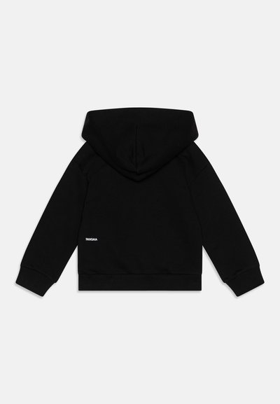 Hoodie preto feito de material macio, com bolso canguru, punhos canelados e um pequeno logotipo branco na parte de trás perto da bainha.