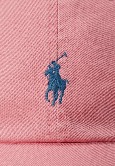 Boné de basebol rosa feito de algodão texturizado, com um logótipo de jogador de pólo bordado em azul na frente.