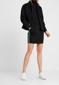 Vero Moda Tall Chaqueta vaquera - black