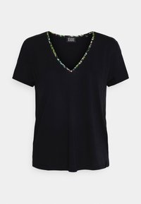 T-shirt nero a maniche corte con scollatura a V, caratterizzato da una rifinitura floreale intorno al collo. Realizzato in tessuto morbido con una vestibilità comoda.