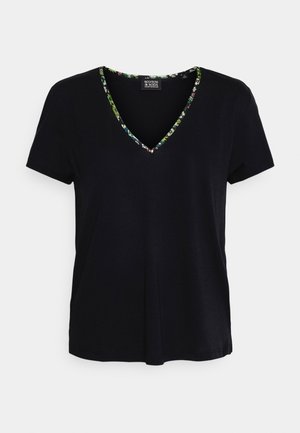 Camiseta negra de manga corta con escote en V que presenta un ribete de estampado floral alrededor del cuello. Confeccionada con un tejido suave y de corte relajado.
