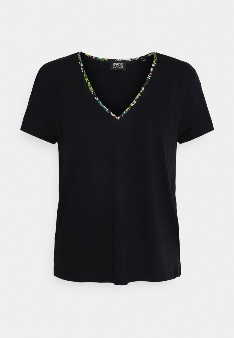 T-shirt nero a maniche corte con scollatura a V, caratterizzato da una rifinitura floreale intorno al collo. Realizzato in tessuto morbido con una vestibilità comoda.