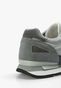 Grau Wildleder- und Mesh-Sneaker mit strukturiertem hinteren Teil, kontrastierenden Akzenten, gepolstertem Fersenbereich und einer schwarzen Gummisohle.