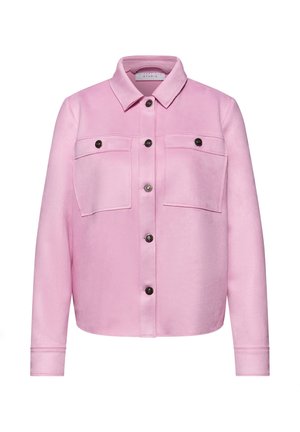 Lyserød langærmet skjorte med knapper, to brystlommer og sorte knapper, med klassisk krave og lige kant.