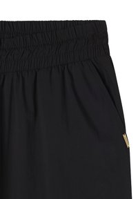 Pantaloni neri con cintura elastica, dotati di tasche laterali e una texture liscia. Presentano un piccolo tag dorato vicino alla tasca.
