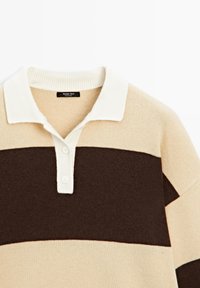 Beige a hnědý proužkovaný pletený polo svetr s bílým límcem a dvěma knoflíky. Měkká textura, uvolněný design vhodný pro vrstvení.
