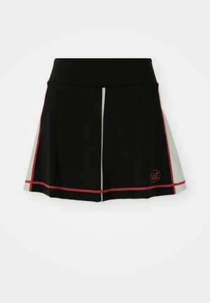 Gonna sportiva nera con dettagli rosso e crema, caratterizzata da un design svasato, vita elasticizzata e logo EA7 in basso a destra.